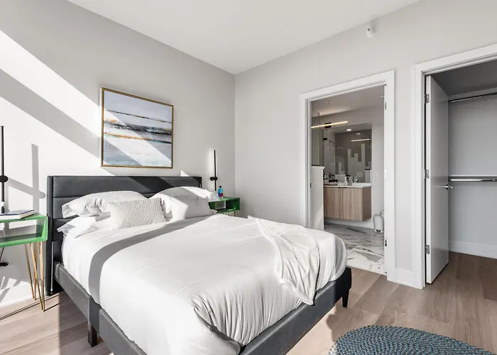 Avra Stylish Prime West Loop Location Near Union Park Apartment