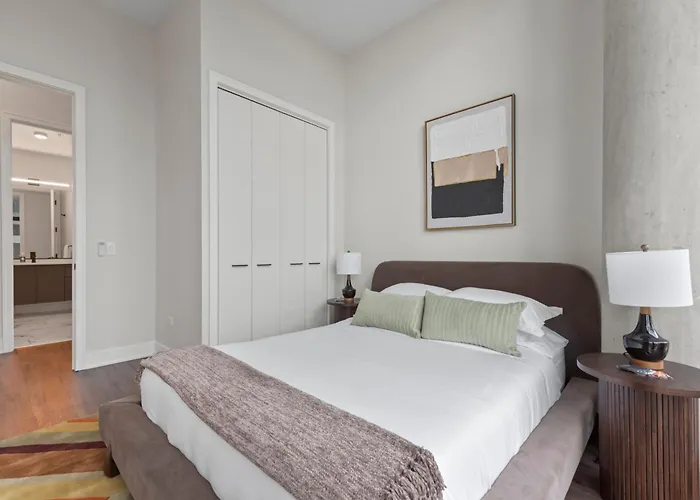 Avra Stylish Prime West Loop Location Near Union Park *