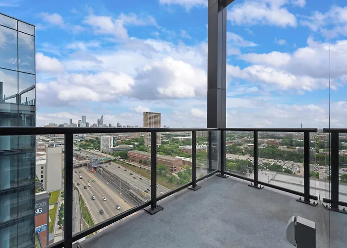 Avra Stylish Prime West Loop Location Near Union Park Chicago