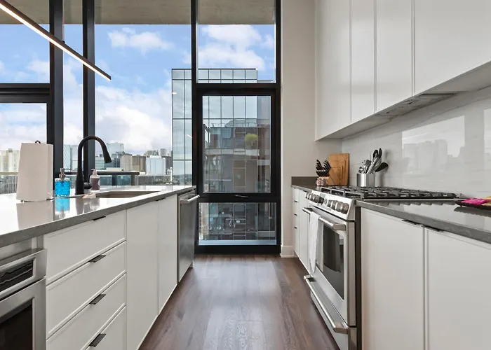 Avra Stylish Prime West Loop Location Near Union Park *